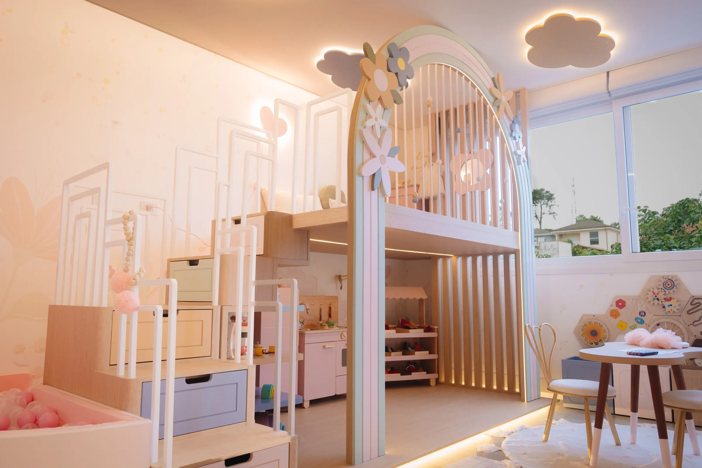 Brinquedoteca da Mavie, filha de Neymar Jr. e Bruna Biancardi, com mezanino, escadas e luz suave