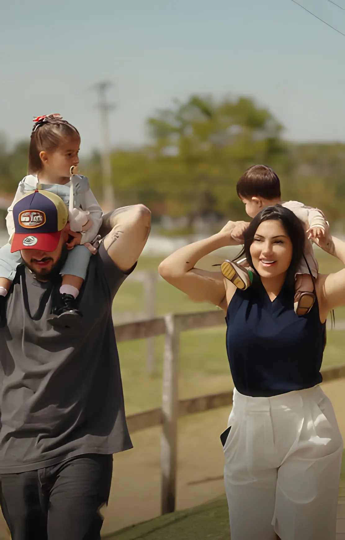 Estefany Boro e Jottapê com os filhos Athena e Samuel nos ombros