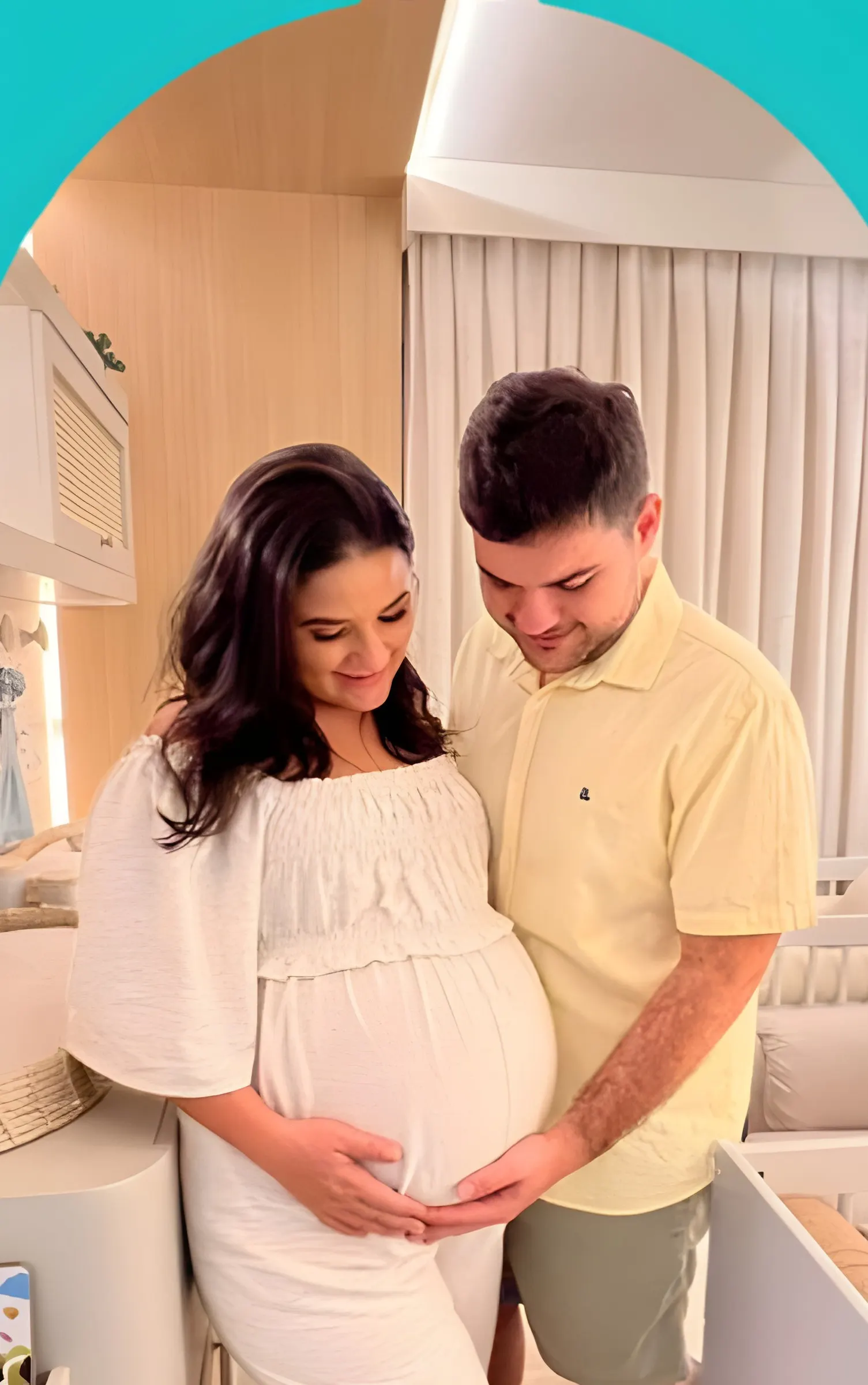 Casal esperando bebês no quarto novo