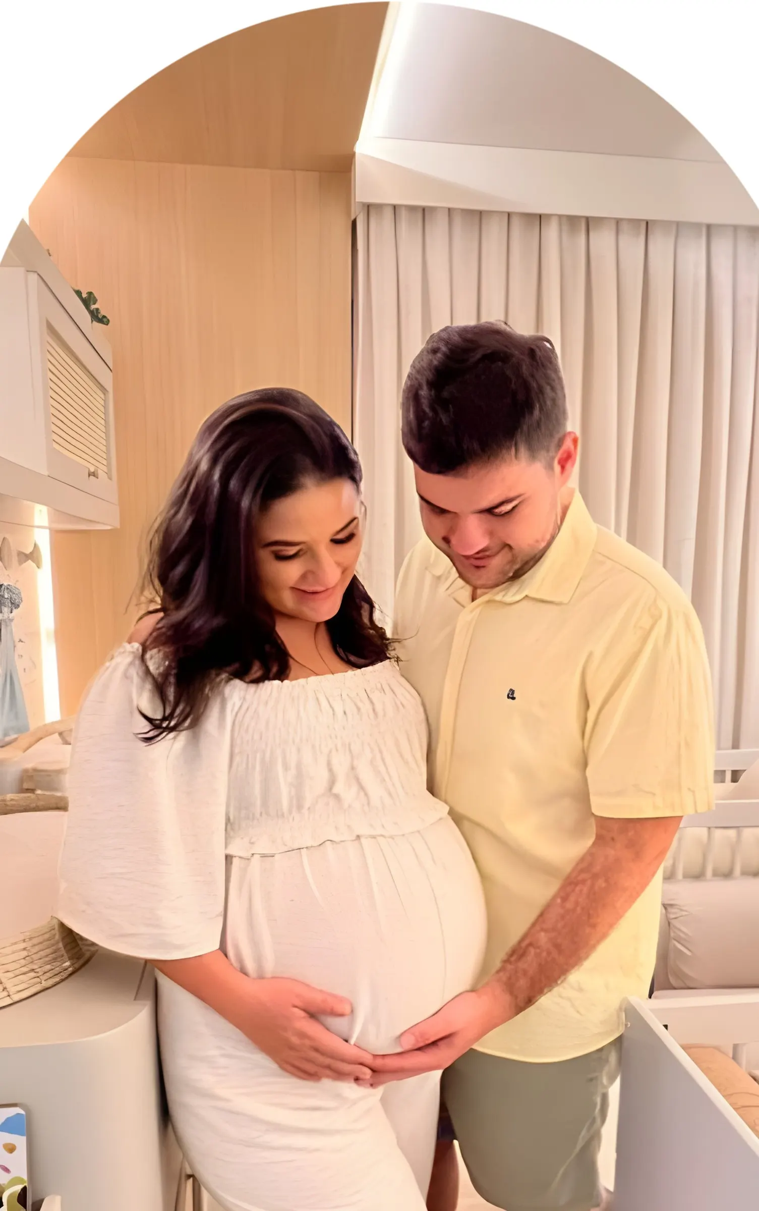 Casal esperando bebês no quarto novo