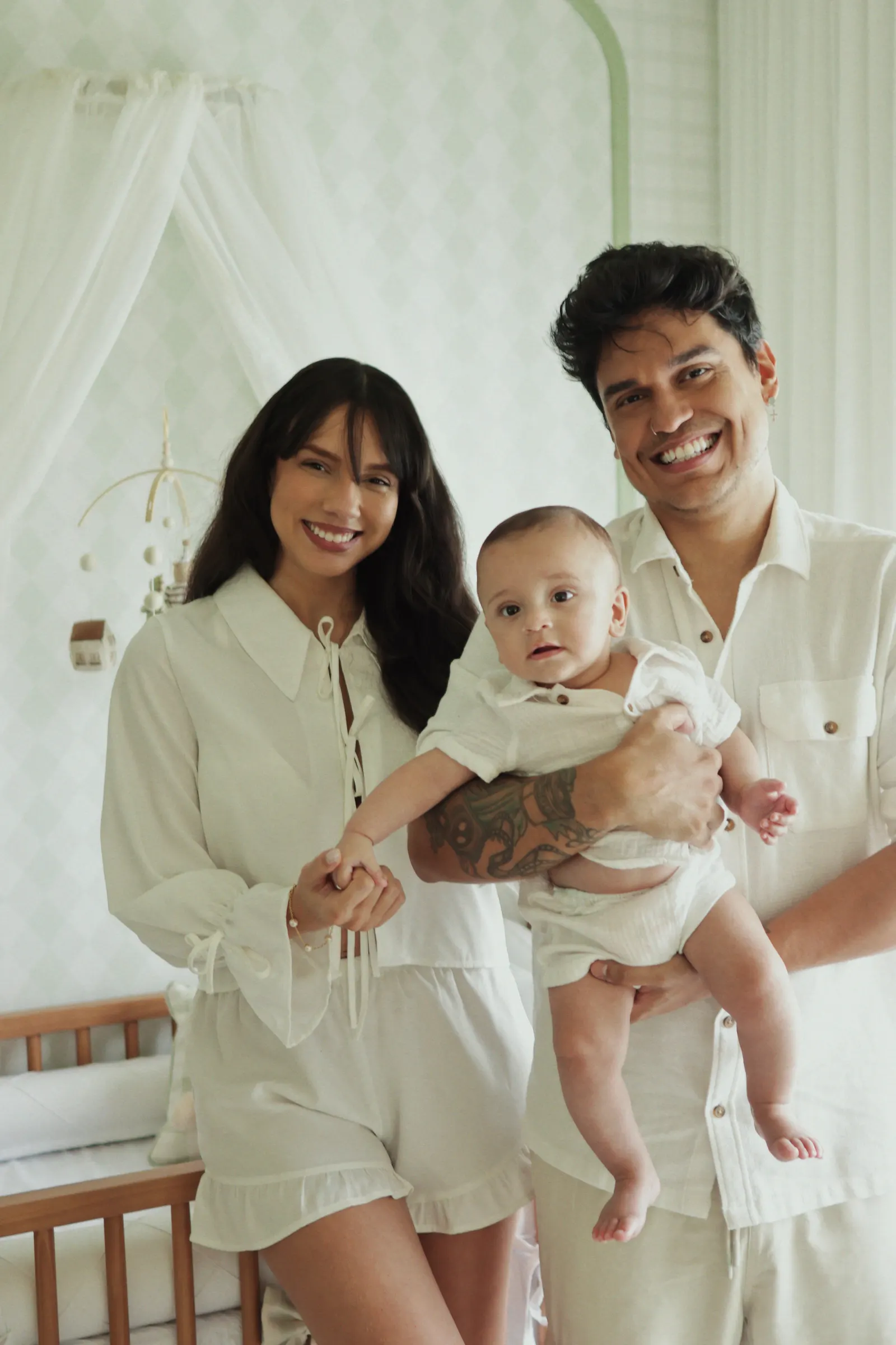 Janiellen Lopes e Gusta com o filho Peter no quartinho projetado pela TumTum