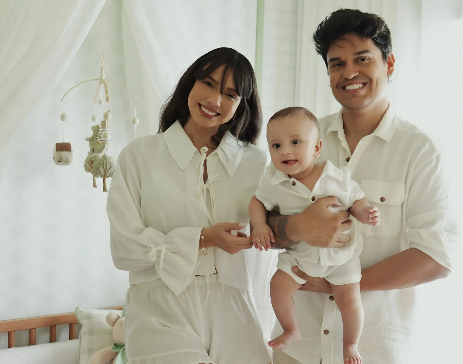 Janiellen Lopes e Gusta com o filho Peter no quartinho projetado pela TumTum