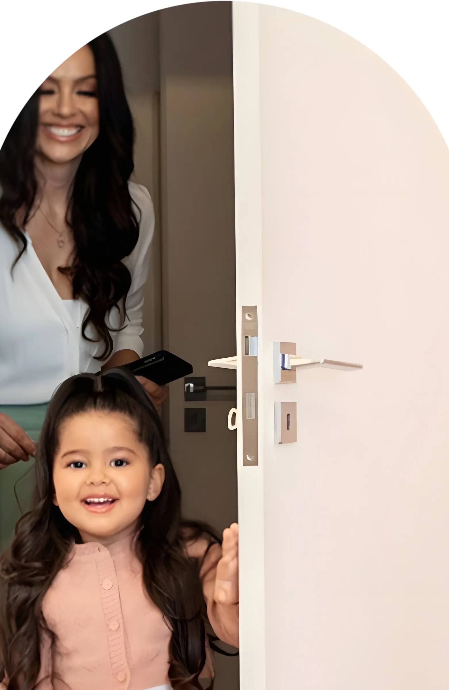 Mãe e filha na porta do quarto novo